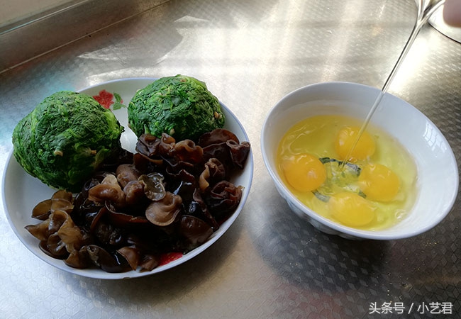 春天来了要吃荠菜饺子，做法简单又美味，试试做给家人吃吧！