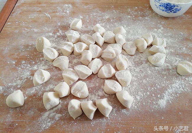 春天来了要吃荠菜饺子，做法简单又美味，试试做给家人吃吧！