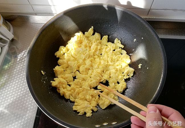 春天来了要吃荠菜饺子，做法简单又美味，试试做给家人吃吧！