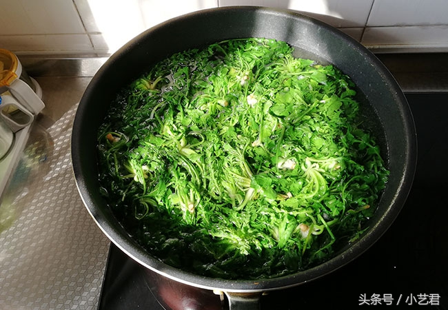春天来了要吃荠菜饺子，做法简单又美味，试试做给家人吃吧！