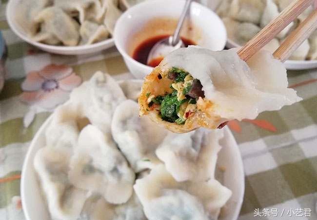 春天来了要吃荠菜饺子，做法简单又美味，试试做给家人吃吧！