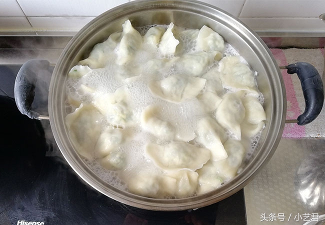 春天来了要吃荠菜饺子，做法简单又美味，试试做给家人吃吧！