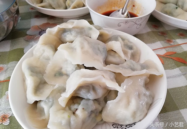 春天来了要吃荠菜饺子，做法简单又美味，试试做给家人吃吧！