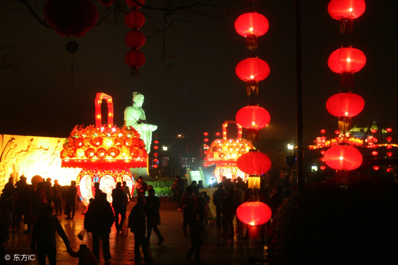 东风夜放花千树 更吹落 星如雨 宝马雕车香满路 元宵诗惊艳无比