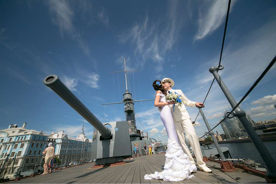 俄罗斯美丽的新娘登上百年的巡洋舰，这艘军舰也是中国人民集体的记忆