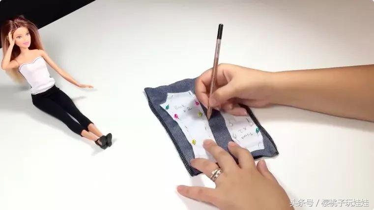 迷你手工教程：自己动手给芭比娃娃做一条牛仔裤，很简单哦！