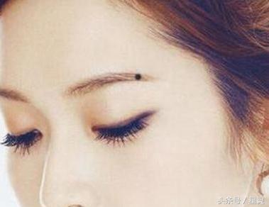 右眼角下面有颗痣的女人 眼角下长痣代表什么_达一风水网