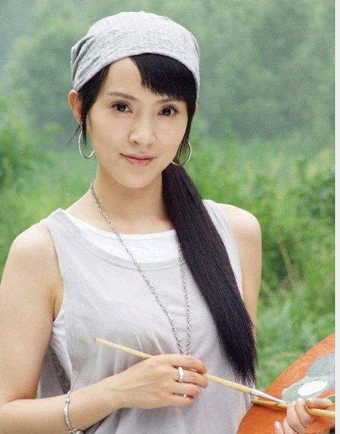 她是神捕铁飞花,比美贾静雯,被传死讯,打拼15年戏红人不红