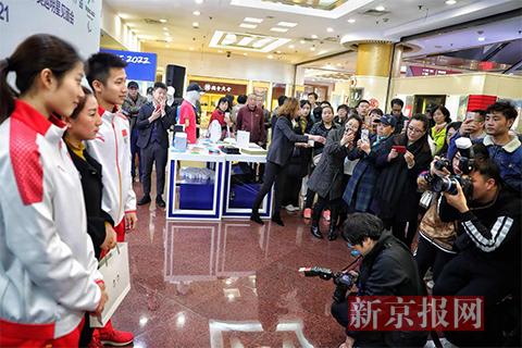 北京奥运会的邮票有哪些组成(北京冬奥会会徽和冬残奥会会徽邮票金银仿印特许产品今起发售)