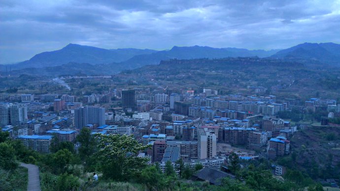该地区并没有城市,是真空地带,从而一定程度上催生了南坝这个大镇