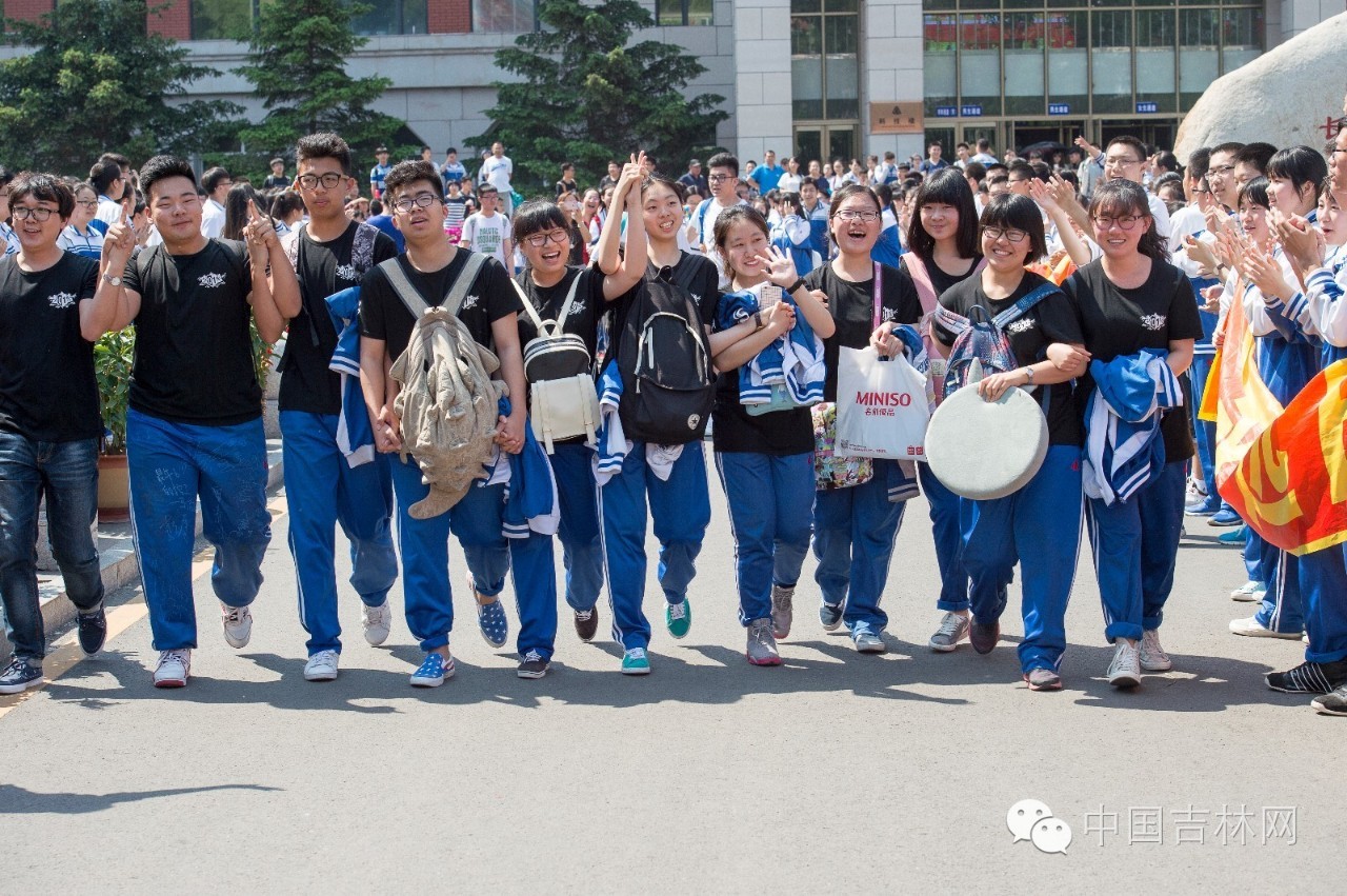 毕业照，不将就！吉林的毕业生们城会玩！