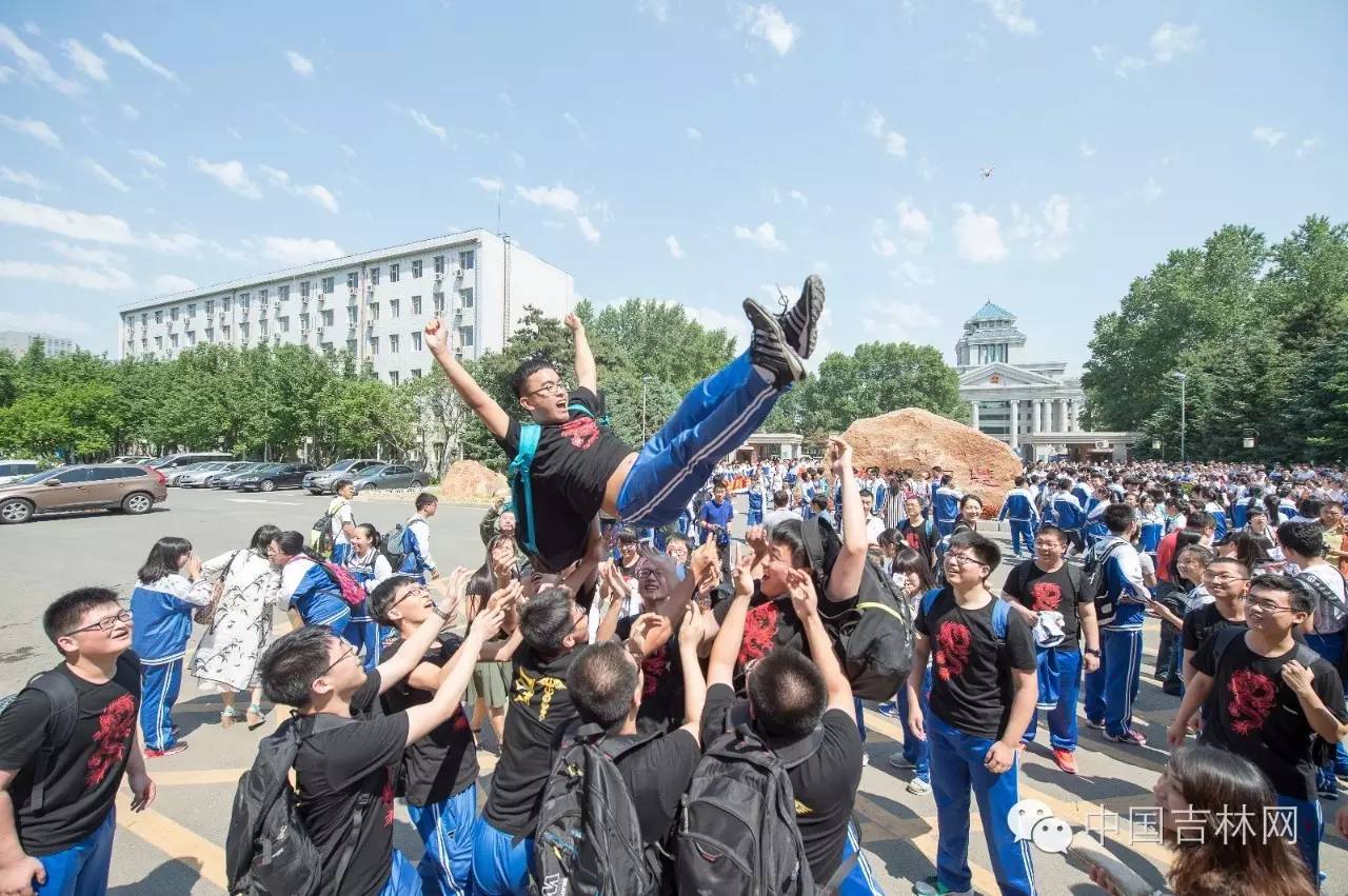 毕业照，不将就！吉林的毕业生们城会玩！
