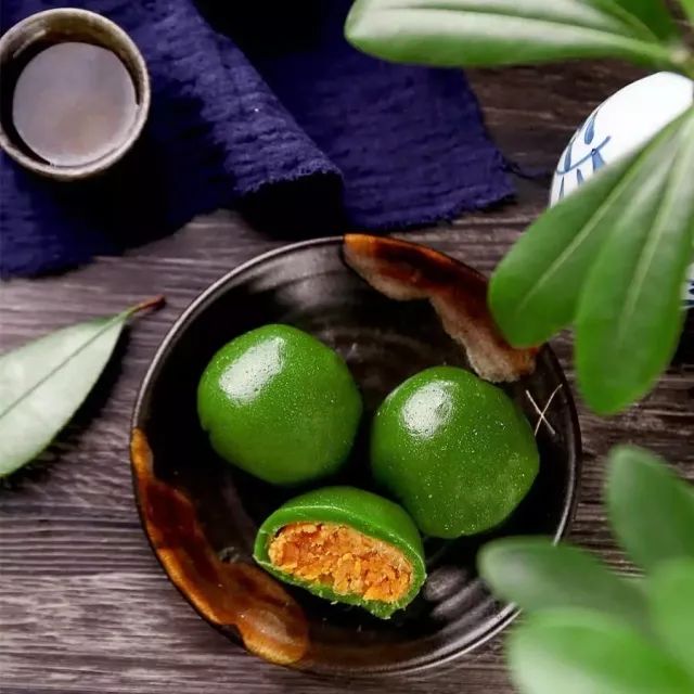 清明吃青团，你吃对了吗？告诉你怎么正确的食用青团~