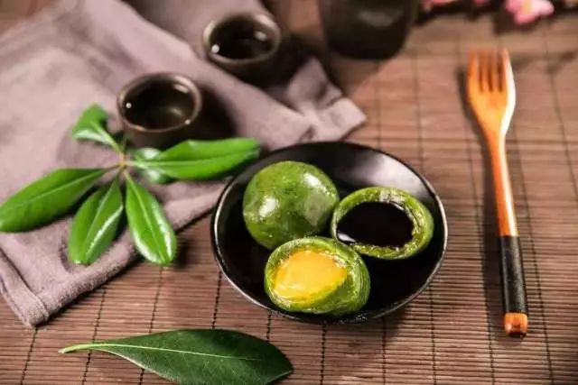 清明吃青团，你吃对了吗？告诉你怎么正确的食用青团~