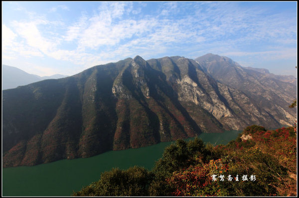 巫峡南岸野山谷，大山深处有人家