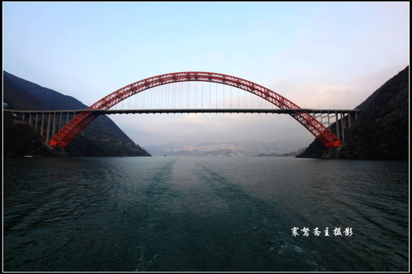 巫峡南岸野山谷，大山深处有人家