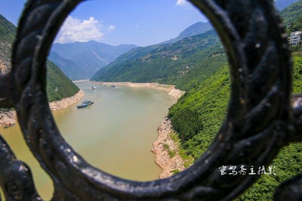 巫峡南岸野山谷，大山深处有人家