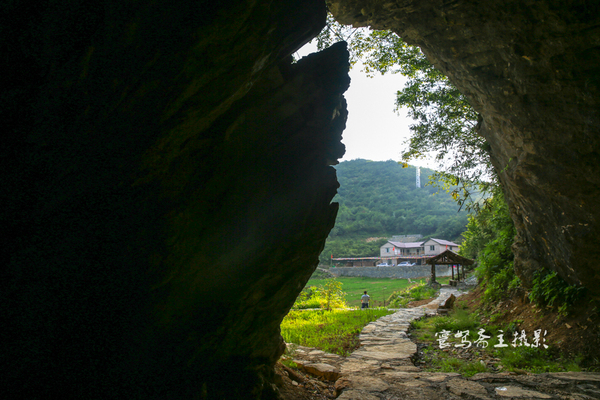 巫峡南岸野山谷，大山深处有人家