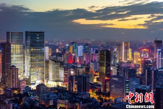 成都户籍制度改革：条件入户和积分入户“双轨并行”