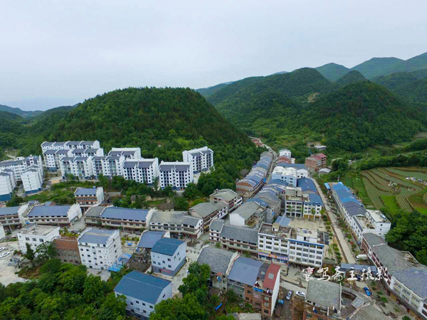 巫峡南岸野山谷，大山深处有人家