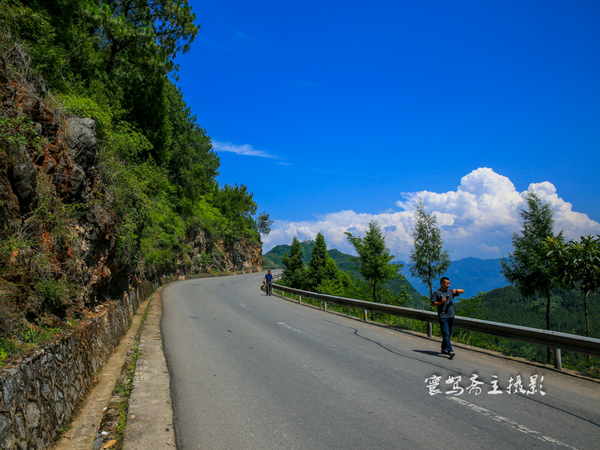 巫峡南岸野山谷，大山深处有人家