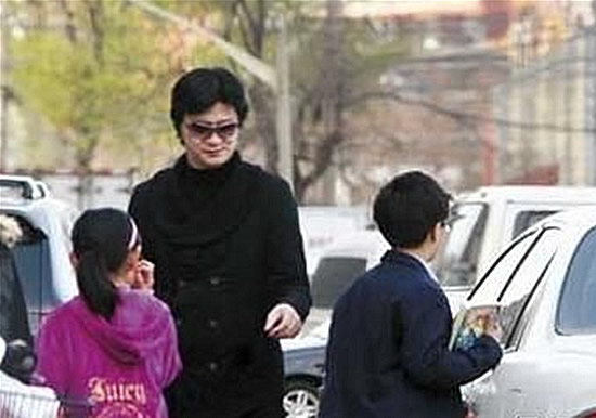 范冰冰弟弟的近照曝光！是不是她儿子还用验DNA吗？