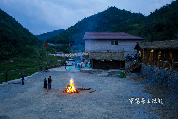 巫峡南岸野山谷，大山深处有人家