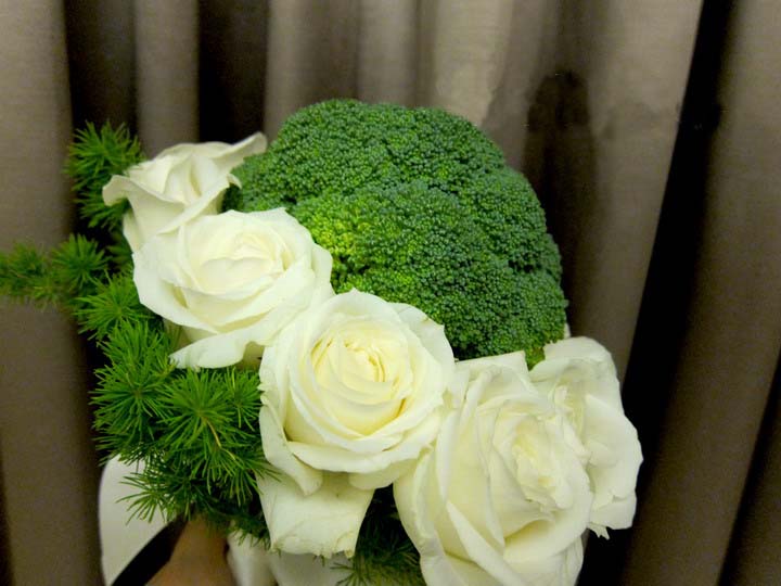 胡萝卜,西红柿等深色蔬菜:含有的β--胡萝卜素可以在身体内转变成