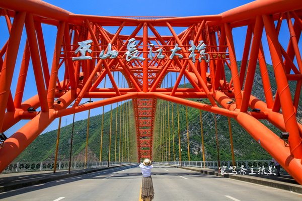 巫峡南岸野山谷，大山深处有人家