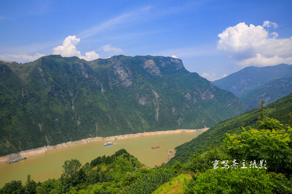 巫峡南岸野山谷，大山深处有人家