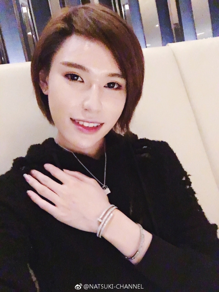 Emm……声称有100个爱马仕铂金包的美妆圈小哥哥，最后被扒出是盗图