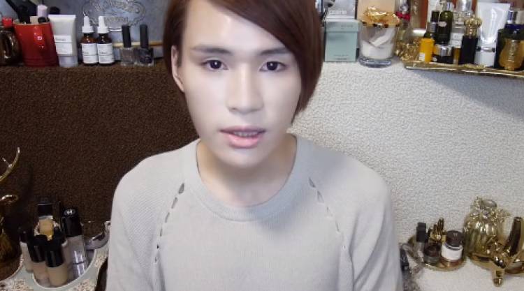 Emm……声称有100个爱马仕铂金包的美妆圈小哥哥，最后被扒出是盗图