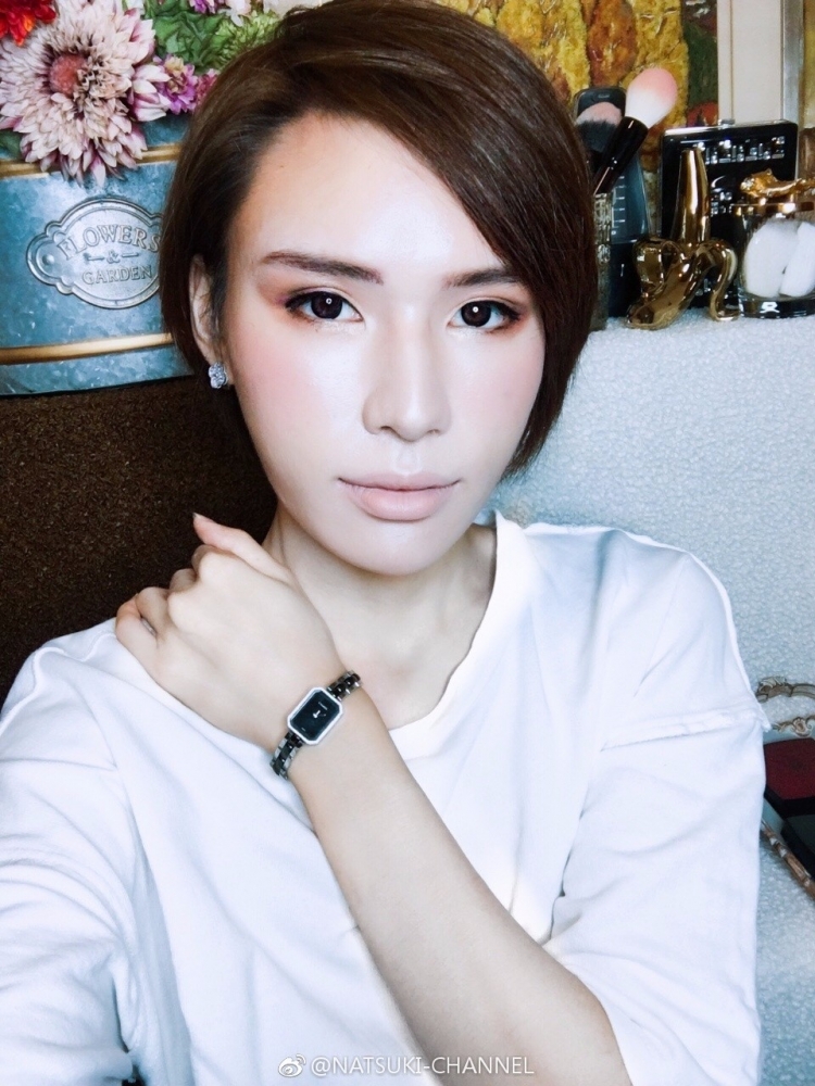 Emm……声称有100个爱马仕铂金包的美妆圈小哥哥，最后被扒出是盗图