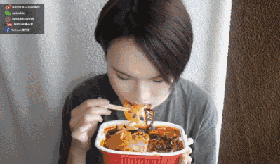 Emm……声称有100个爱马仕铂金包的美妆圈小哥哥，最后被扒出是盗图