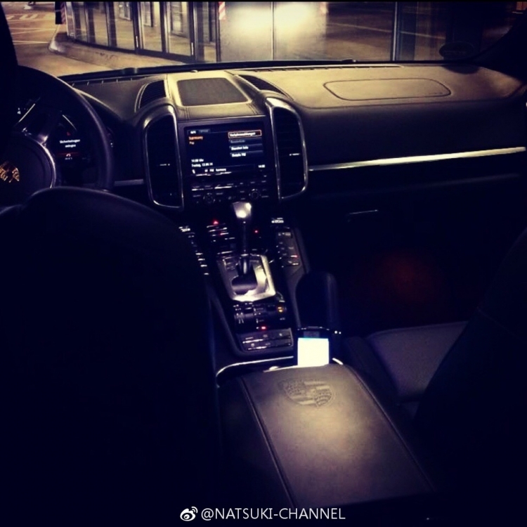 Emm……声称有100个爱马仕铂金包的美妆圈小哥哥，最后被扒出是盗图