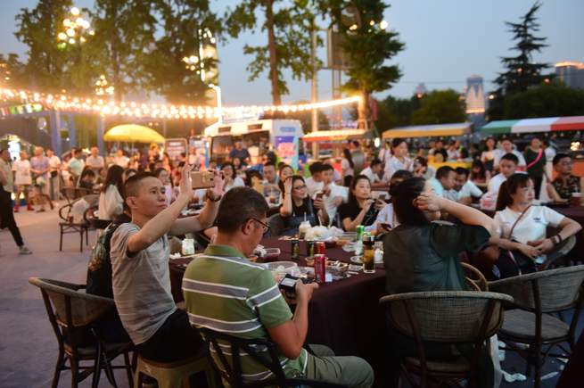 在水上世界杯(东原商业第四届水上世界杯开启世界杯狂欢yeah市)