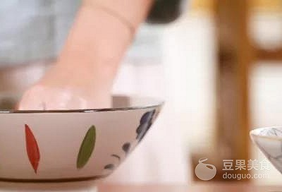 美食界的世界杯(「足球小圆子」美食界世界杯，在绿茵场里吃一口冰镇“足球“压惊)