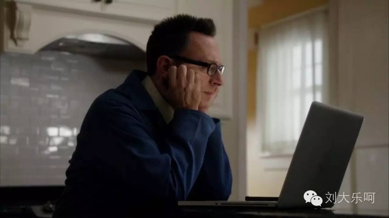 嫌疑犯的追踪：我带着认真的表情来解决案件，你却让我的狗哭了。