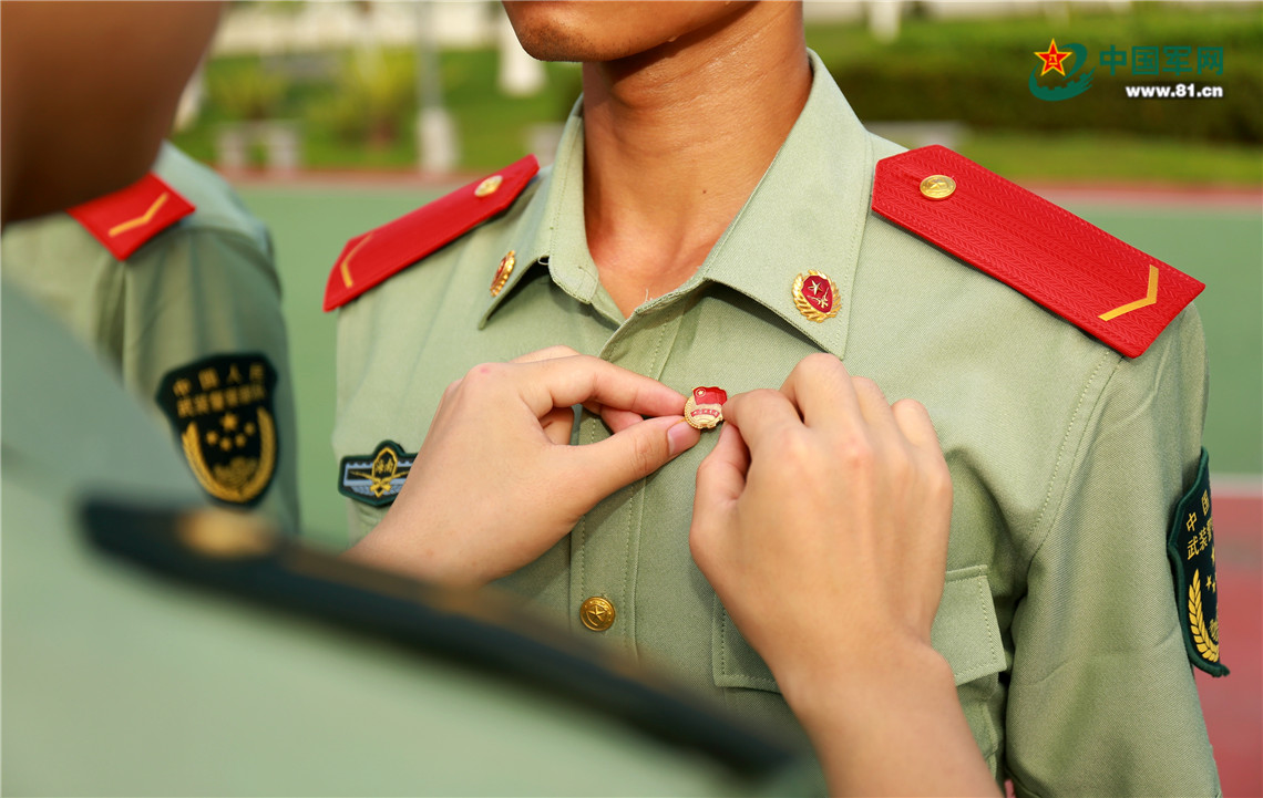 干部为李智佩戴团徽.激动人心的时刻.