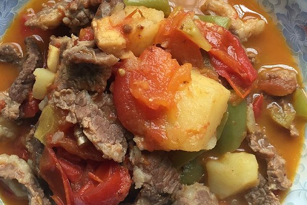 番茄土豆炖牛肉怎么做(香气四溢，番茄土豆炖牛肉的鲜美滋味)