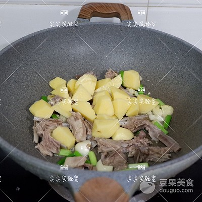 羊肉炖土豆的家常做法（羊排炖土豆的详细做法分享）