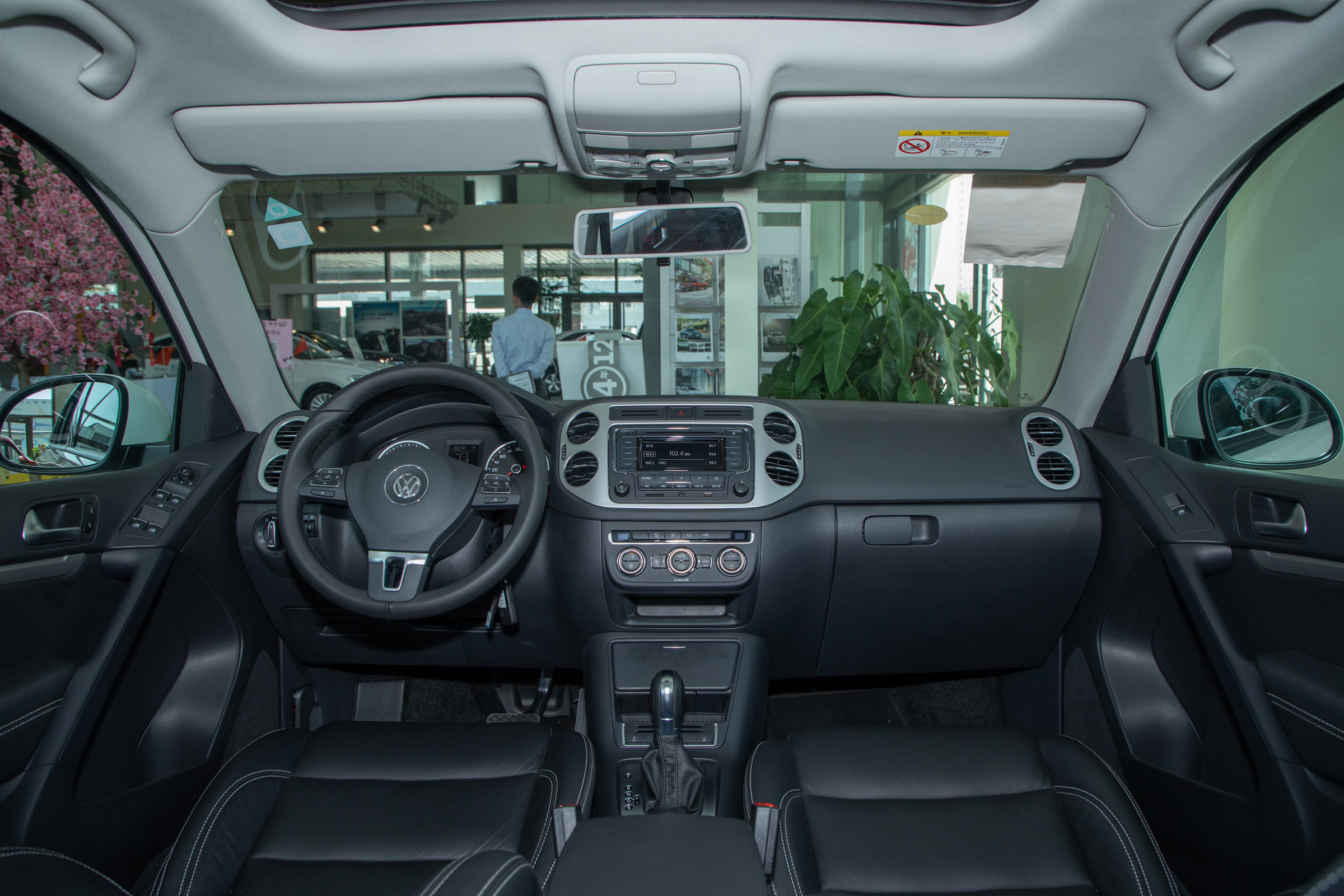 途观的内饰布局简约大方,设计也符合年轻人的审美,中控按键的位置合理