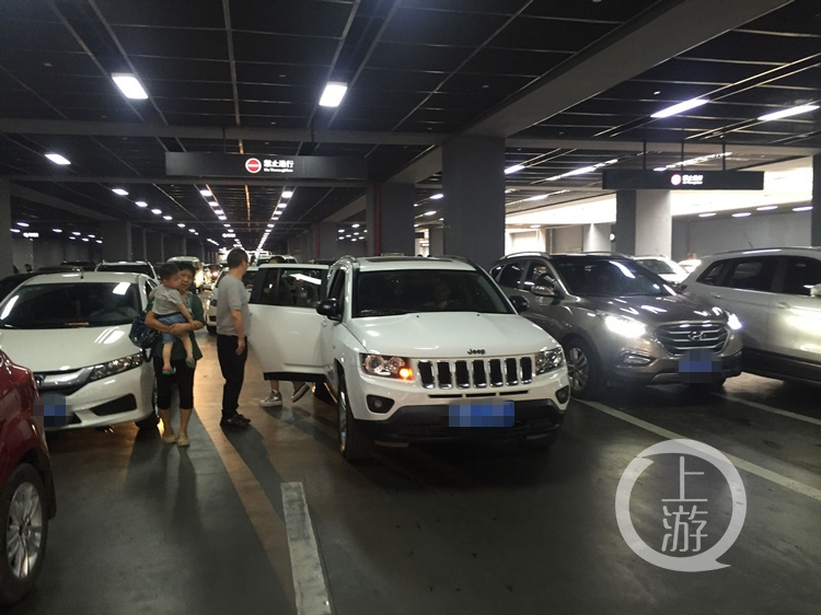 重庆北站北广场，乘客差点赶脱火车