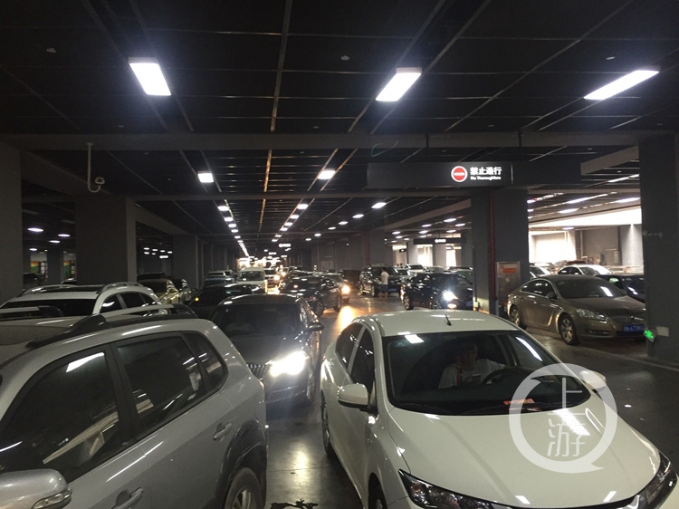 重庆北站北广场，乘客差点赶脱火车
