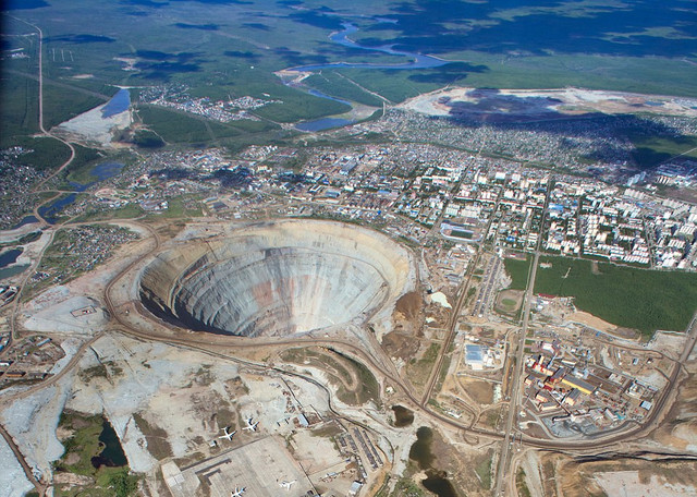 实拍俄远东庞大钻石矿坑 可产生涡旋吸入飞机