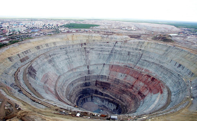实拍俄远东庞大钻石矿坑 可产生涡旋吸入飞机