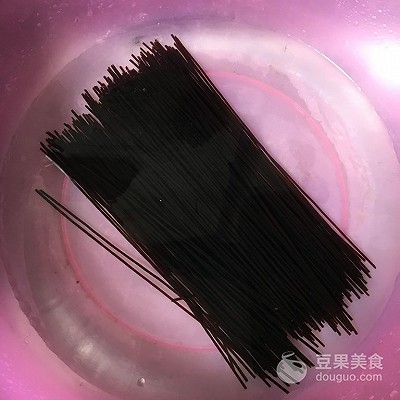 蕨根粉是什么做的（懒人也能学会的17步蕨根粉做法 ）