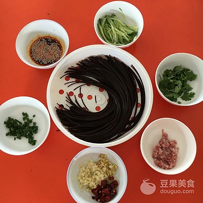蕨根粉是什么做的（懒人也能学会的17步蕨根粉做法 ）