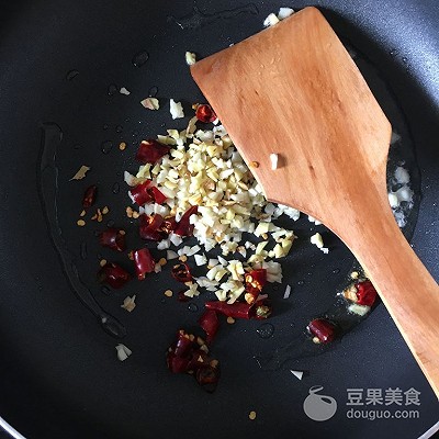 蕨根粉是什么做的（懒人也能学会的17步蕨根粉做法 ）