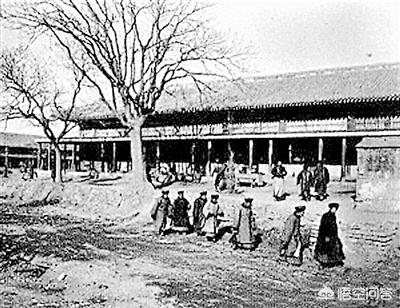 紫禁城不相信眼泪，去女校女澡堂试试？中国最后一批太监们的命运